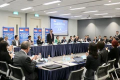 Ông Nguyễn Thiện Nhân, Ủy viên Bộ Chính trị, Bí thư Thành ủy Thành phố Hồ Chí Minh trao đổi với các nhà đầu tư Singapore. (Nguồn: Anh Tuấn - TTXVN)