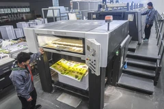 Trong ảnh: Công nhân làm việc tại nhà máy tỉnh Hà Bắc, miền bắc Trung Quốc. (Nguồn: THX/ TTXVN)