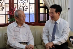 Trưởng Ban Tuyên giáo Trung ương Võ Văn Thưởng thăm hỏi Giáo sư, Tiến sỹ Trần Hồng Quân. (Ảnh: Thu Hoài/TTXVN)