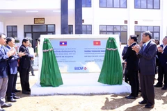 Các đại biểu cắt băng khánh thành trường Trung học Dakchueng. (Ảnh: Phạm Kiên/TTXVN)