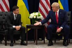 Trong ảnh: Tổng thống Mỹ Donald Trump (phải) trong cuộc gặp Tổng thống Ukraine Volodymyr Zelensky tại New York, ngày 25/9/2019. (Nguồn: AFP/TTXVN)