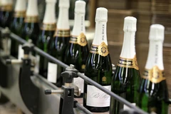 Sản phẩm rượu vang tại một nhà máy ở Epernay, miền đông nước Pháp. (Nguồn: AFP/TTXVN)