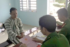 Đối tượng Phạm Xuân Chiến tại cơ quan điều tra. (Nguồn: TTXVN phát)