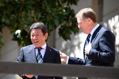 Tân ngoại trưởng Nhật Bản Toshimitsu Motegi (trái) có cuộc điện đàm đầu tiên với người đồng cấp Mỹ Mike Pompeo. (Nguồn: THX/TTXVN)