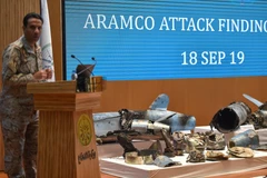 Trong ảnh: Phát ngôn viên Bộ Quốc phòng Saudi Arabia, Đại tá Turki al-Malki trong buổi họp báo tại thủ đô Riyadh ngày 18/9, công bố những bằng chứng về vụ tấn công nhằm vào các cơ sở lọc dầu nước này hôm 14/9. (Nguồn: AFP/TTXVN)