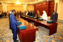 Trong ảnh: Các Bộ trưởng trong Chính phủ mới của Sudan tuyên thệ nhậm chức tại Dinh Tổng thống ở thủ đô Khartoum ngày 8/9/2019. (Nguồn: THX/TTXVN)