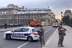 Bộ trưởng Nội vụ Pháp bị chất vấn về vụ tấn công cảnh sát ở Paris 