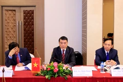 Thống đốc Ngân hàng Nhà nước Việt Nam, ông Lê Minh Hưng (giữa) cùng đoàn Việt Nam tại cuộc họp. (Ảnh: Phạm Kiên/Vietnam+)