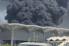 Khói đen bốc lên từ hiện trường vụ hỏa hoạn tại ga tàu cao tốc Haramain ở thành phố ven biển Jeddah, Saudi Arabia ngày 29/9/2019. (Nguồn: Teller Report/TTXVN)