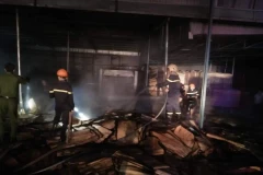 Hiện trường vụ cháy xưởng gỗ. (Ảnh: Tất Thành/Vietnam+)