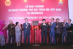 Các đại biểu cắt băng khai trương. (Ảnh: Hữu Chiến/Vietnam+)