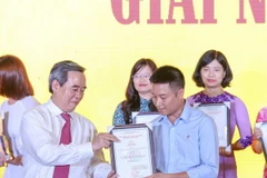 Phó Tổng Biên tập VietnamPlus Nguyễn Hoàng Nhật đại diện báo nhận giải (Ảnh: Minh Sơn/Vietnam+)