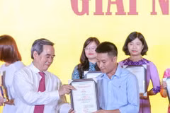 Phó Tổng Biên tập VietnamPlus Nguyễn Hoàng Nhật đại diện báo nhận giải (Ảnh: Minh Sơn/Vietnam+)