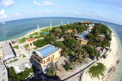 Nhiều địa phương, đơn vị lồng ghép việc tổ chức các chương trình hưởng ứng Ngày Sách Việt Nam với các hoạt động tuyên truyền khẳng định chủ quyền biển đảo. (Trong ảnh: Đảo Sơn Ca. Ảnh minh họa: TTXVN)