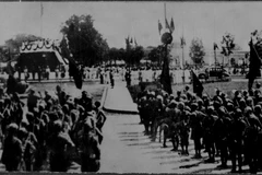Ngày 2/9/1945, tại quảng trường Ba Đình (Hà Nội), Chủ tịch Hồ Chí Minh đọc bản Tuyên ngôn độc lập, khai sinh ra nước Việt Nam Dân chủ Cộng hòa. (Ảnh tư liệu: TTXVN)