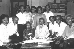 Học giả Đào Duy Anh (người ngồi thứ tư từ trái qua, hàng trước) bên các học trò. (Ảnh: USSH)
