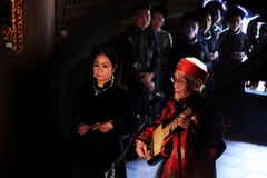 Nghệ nhân ưu tú Nguyễn Phú Đẹ (phải) trong lĩnh vực ca trù được đề nghị xét tặng danh hiệu nghệ nhân nhân dân. (Ảnh: TTXVN)