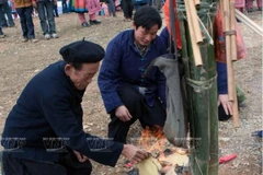 Người chủ lễ của hội Gầu Tào thực hiện các nghi lễ truyền thống vào ngày khai hội. (Ảnh: Báo Ảnh Việt Nam/TTXVN)