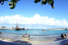 Tủ sách có nhiều công trình nghiên cứu khẳng định chủ quyền của Việt Nam ở Hoàng Sa, Trường Sa. (Trong ảnh: Âu tàu Song Tử Tây - điểm tựa vững chắc cho ngư dân vươn khơi, bám biển. Ảnh minh họa: TTXVN)