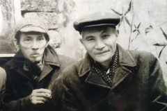 Cố họa sỹ Bùi Xuân Phái (trái) và ông Nguyễn Bá Đạm. (Ảnh tư liệu: TTVH)