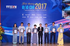 Tổng Giám đốc Thông tấn xã Việt Nam, Nguyễn Đức Lợi trao giải A cho các tác giả. (Ảnh: Minh Sơn/Vietnam+)