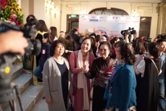 Nghệ sỹ nhân dân Lê Khanh (khăn trắng) rạng rỡ trong buổi lễ kỷ niệm 40 năm thành lập Nhà hát Tuổi Trẻ. (Ảnh: PV/Vietnam+)