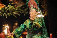 Một trong những nội dung của liên hoan là diễn xướng 36 giá đồng. (Ảnh minh họa: TTXVN)