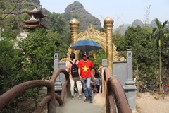 Việc xây dựng các công trình kiên cố gây ảnh hưởng đến cảnh quan vùng lõi quần thể Di sản Văn hóa và thiên nhiên thế giới Tràng An. (Ảnh: TTXVN)