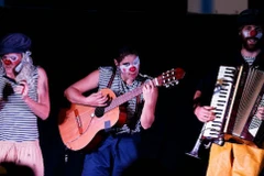 Các nghệ sỹ Pháp sẽ trình diễn chương trình hề xiếc đương đại "Biển lặng gió" tại không gian "Ngôi làng châu Âu." (Ảnh: Trung tâm Văn hóa Pháp tại Hà Nội).