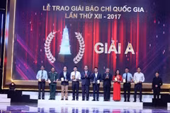 Các tác giả đoạt giải A Giải Báo chí quốc gia lần thứ 12. (Ảnh: Minh Sơn/Vietnam+)