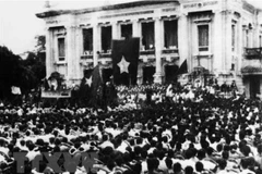 Ngày 19/8/1945, hàng vạn người dân Thủ đô đổ về Quảng trường Nhà hát Lớn dự lễ mít tinh biểu dương lực lượng và chào mừng Ủy ban Quân quản. (Ảnh tư liệu: TTXVN)