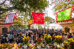 Chen chân lễ Phủ Tây Hồ trong ngày thứ Hai đầu tiên sau nghỉ Tết