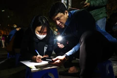 Đêm 24/2, hàng trăm phụ huynh đã có mặt trước cổng trường Marie Curie (quận Nam Từ Liêm, Hà Nội) để nộp hồ sơ đăng ký cho con mình vào lớp 1. (Ảnh: Minh Sơn/Vietnam+) 