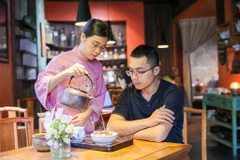 Các trà nương sẽ phải pha trà, dâng trà như một hình thức lễ nghi, dù cho một hay nhiều người uống. (Ảnh: Minh Sơn/Vietnam+)