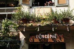 Giữa thành thị đông đúc hối hả, đôi khi người ta cần một chút yên bình, tĩnh lặng để thả hồn theo những suy tư, hoài niệm và tạm quên đi sự bon chen của cuộc sống phồn hoa. Một lựa chọn tuyệt vời là ngồi nhâm nhi một ly càphê tại những quán càphêvintage c