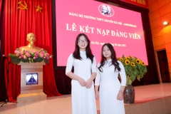 Sáng 25/3, Đảng bộ trường Trung học Phổ thông Chuyên Hà Nội - Amsterdam long trọng tổ chức lễ kết nạp Đảng cho giáo viên Nguyễn Đức Cường (chi bộ Toán - Tin) cùng hai học sinh ưu tú Lê Thị Thu Ngân (Bí thư Chi đoàn 12 Địa) và Nguyễn Mai Trang (Đoàn viên C
