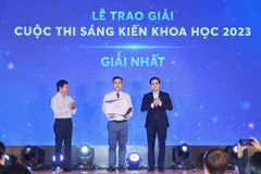 Tác giả giành Giải Nhất cuộc thi với đề tài TIR lens mới cho đèn LED công suất cao với giá thành thấp và chiếu sáng đồng đều. (Ảnh: PV/Vietnam+)