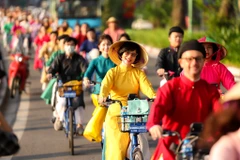 Sáng 1/9, Sở Du lịch Hà Nội phối hợp Trung tâm Bảo tồn di sản Thăng Long Hà Nội và Câu lạc bộ Đình Làng Việt tổ chức chương trình 'Áo dài kết nối du lịch và di sản Hà Nội lần thứ nhất - năm 2023.' (Ảnh: Minh Sơn/Vietnam+)