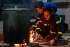 Với một số chiến sỹ trẻ, đây là cái Tết xa nhà đầu tiên. Thậm chí có những chiến sỹ còn chưa từng được gói bánh chưng nên đây là trải nghiệm đầy thú vị. (Ảnh: Minh Sơn/Vietnam+)