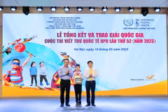 Nam sinh Đào Khương Duy giành Giải Nhất cuộc thi viết thư quốc tế UPU lần thứ 52. (Ảnh: Minh Sơn/Vietnam+)