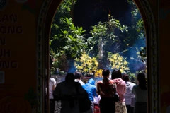 Trong ngày rằm tháng Bảy, từ sáng sớm tại chùa Quán Sứ (Hà Nội) rất đông người dân đã đến dâng hương để cầu cầu bình an, hạnh phúc. (Ảnh: Minh Sơn/Vietnam+)