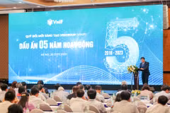 Giáo sư Vũ Hà Văn - Giám đốc Khoa học Quỹ Đổi mới sáng tạo VINIF phát biểu tại sự kiện. (Ảnh: Minh Sơn/Vietnam+)