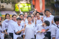 Cuối tháng Năm là dịp rất nhiều trường Trung học Phổ thông tại Hà Nội tổ chức lễ bế giảng, cũng là buổi lễ chia tay những học sinh lớp 12. (Ảnh: Quỳnh Anh/Vietnam+)