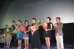 Thứ trưởng Bộ Văn hóa, Thể thao và Du lịch Vương Duy Biên (ngoài cùng bên phải) tặng hoa cho các đạo diễn, diễn viên có phim chiếu tại "Những ngày phim Nga tại Việt Nam." (Ảnh: PV/Vietnam+)