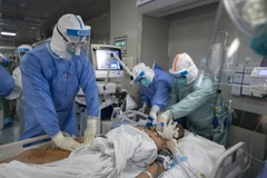 Nhân viên y tế điều trị cho bệnh nhân mắc COVID-19 tại một bệnh viện ở Vũ Hán, Trung Quốc ngày 5/5/2020. (Ảnh: THX/TTXVN)