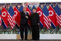 Tổng thống Mỹ Donald Trump bắt tay nhà lãnh đạo Triều Tiên Kim Jong-un tại cuộc gặp thượng đỉnh ở Hà Nôi ngày 27/2/2019. (Nguồn: AFP) 