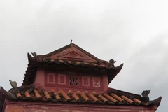 Lầu tứ giác có mái uốn cong lợp ngói âm dương; cổ lầu cao 4,1m so với nền được xây dựng trên các cổng thành của hệ thống thành cổ Diên Khánh. (Ảnh: Phan Sáu/TTXVN)