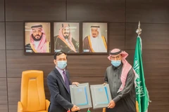 Đại sứ Việt Nam tại Saudi Arabia Vũ Viết Dũng và ông Abdullah Fahd Al Hussain, Chủ tịch Hãng thông tấn Saudi Arabia (SPA) đã chính thức ký Bản ghi nhớ về hợp tác và trao đổi thông tin giữa TTXVN và SPA. (Nguồn: TTXVN)