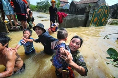 Niềm vui của người dân vùng lũ khi có đoàn đến cứu trợ. (Ảnh: Thành Đạt/TTXVN)