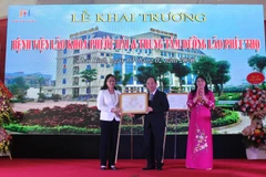 Phó Chủ tịch Ủy ban Nhân dân tỉnh Thái Bình Nguyễn Thị Lĩnh (trái) trao giấy phép hoạt động cho Bệnh viện Lão khoa Phước Hải. (Nguồn: TTXVN)